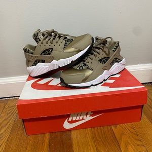 Tan leopard print NIKE Huarache Run Leopard